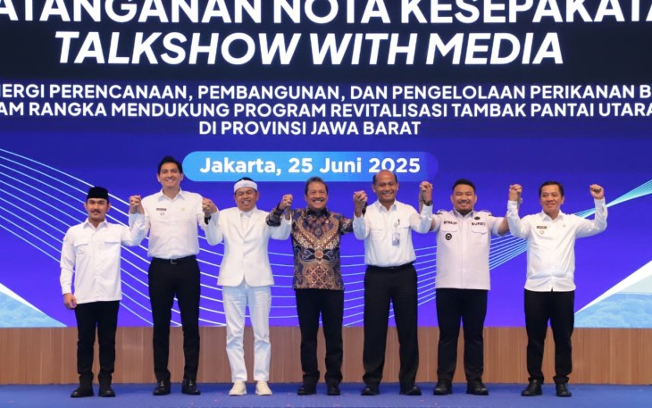Penandatangan Nota Kesepakatan tentang Sinergi Pengelolaan Kelautan dan Perikanan Berbasis Ekonomi Biru di Provinsi Jawa Barat, yang dilakukan oleh Menteri Kelautan dan Perikanan Sakti Wahyu Trenggono dan Gubernur Provinsi Jawa Barat Dedi Mulyadi di Kantor KKP, Jakarta Pusat, Rabu (25/6). 