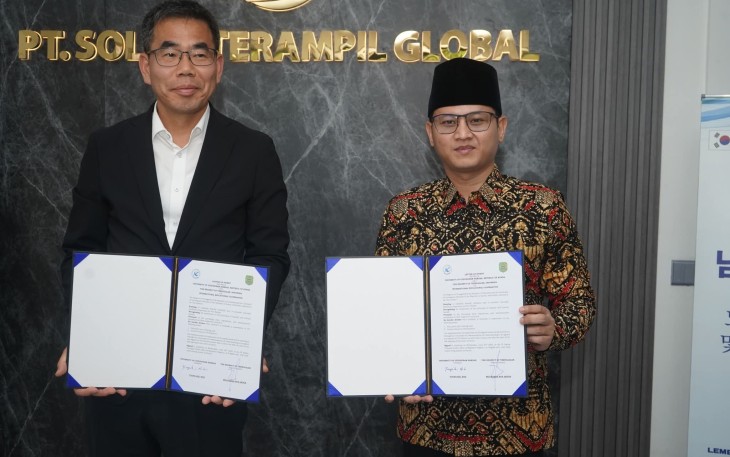 upati Trenggalek, Mochamad Nur Arifin, saat menandatangani kerjasama dengan Universitas Gyeongnam Namhae Korea Selatan, di Lembaga Pelatihan Kerja (LPK) PT. Solusi Terampil Global Kabupaten Mojokerto, Rabu (25/6/2025).
