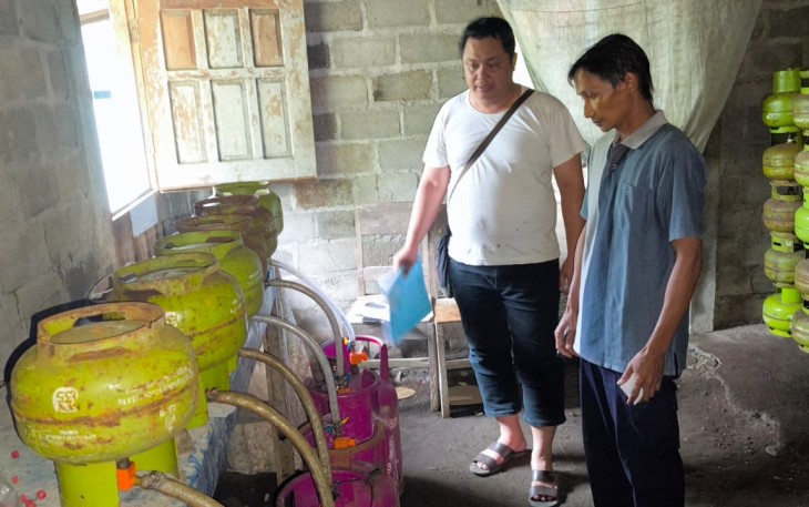 Tersangka berinisial ERE (23) diduga melakukan pemindahan isi tabung gas LPG ukuran 3 kg (subsidi) ke tabung gas LPG ukuran 12 kg (non-subsidi) menggunakan regulator yang telah dimodifikasi.