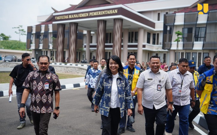 Wakil Menteri Pekerjaan Umum (PU) Diana Kusumastuti meninjau pembangunan Kampus Institut Pemerintahan Dalam Negeri (IPDN) di Sumedang, Jawa Barat, Jumat (14/2/2025)