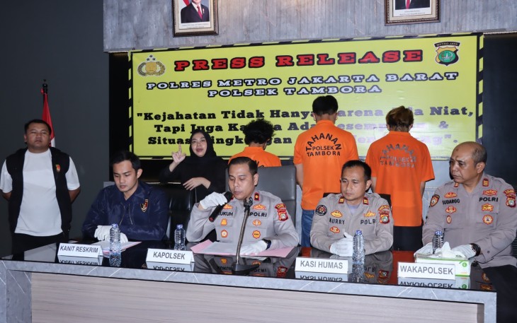 Kapolsek Tambora Kompol Kukuh Islami didampingi Kanit Reskrim Iptu Sudrajat Djumantara Saat Melakukan Konferensi Pers 