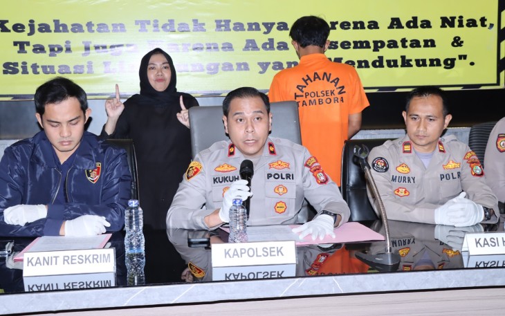 Kapolsek Tambora Kompol Muhammad Kukuh Islami didampingi Kanit Reskrim Iptu Sudrajat Djumantara dalam jumpa pers mengungkapkan bahwa kejadian tersebut terjadi pada Sabtu (22/2/2025) sekitar pukul 11.00 WIB