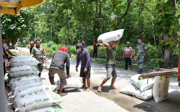 Komandan Kodim 0802/Ponorogo Letkol Inf Dwi Soerjono, Jumat (28/02) melakukan peninjauan dan pengecekan kepada para petani yang sedang melaksanakan panen padi di wilayah Kecamatan Siman Kabupaten Ponorogo, Sabtu (01/03/2025)