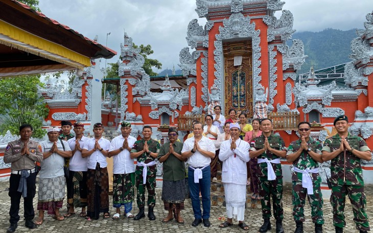  Letjen TNI I Nyoman Cantiasa melakukan kunjungan ke Pura Agung Giri Cyclop yang berlokasi di komplek Yonif 751/VJS, Sentani, Jayapura