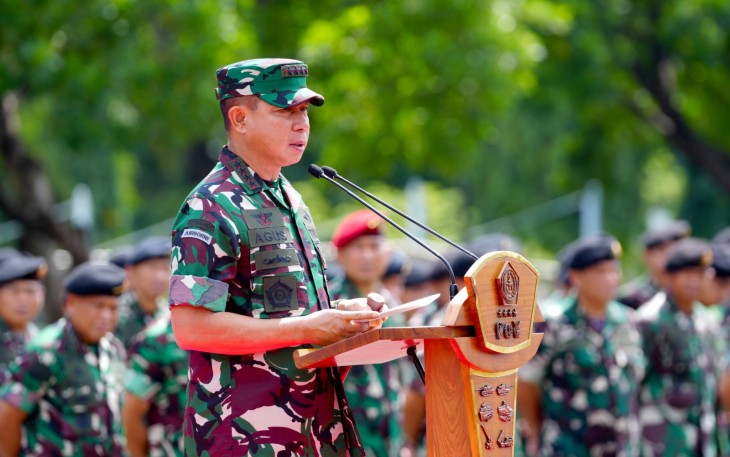 Panglima TNI Jenderal TNI Agus Subiyanto memimpin Apel Khusus dan menyerahkan 5.990 paket sembako kepada prajurit, PNS, PHL, dan Office Boy (OB) di Mabes TNI, Cilangkap, Jakarta Timur, Jumat (21/3/2025)