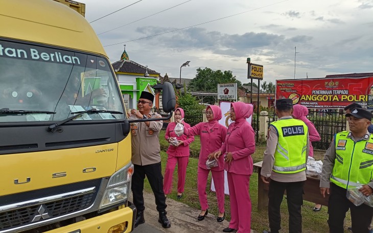 Polsek Belitang III Berbagi Takjil Kepada Para Pengendara 