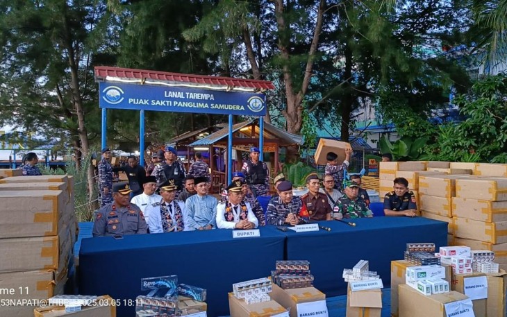 Gerak Cepat TNI AL Gagalkan Penyelundupan 223 Bal Rokok Ilegal di Laut Tarempa 