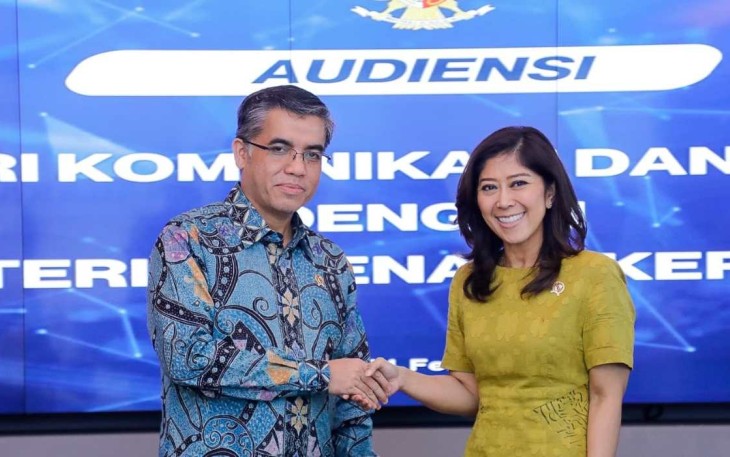 Menaker Yassierli bersama Menkomdigi Meutya Hafid di Jakarta, Jum'at (21/2)