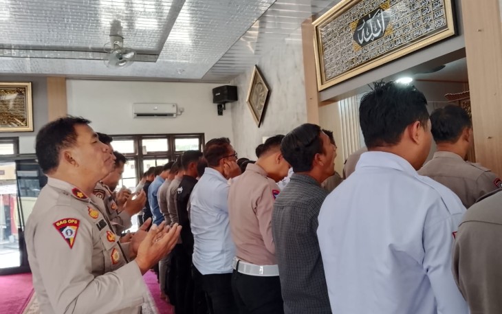 Polres Oku Timur Menggelar Salat Ghaib dan Doa Bersama