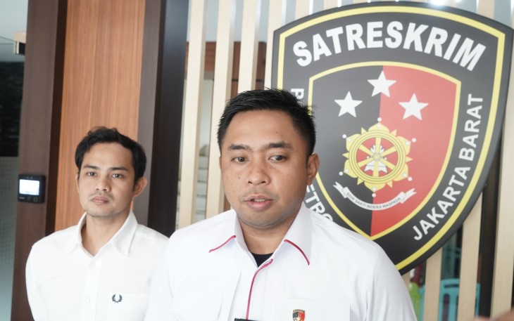 Wakasat Reskrim Polres Metro Jakarta Barat, AKP Dimitri Mahendra, yang didampingi Kanit Reskrim Polsek Tambora, Iptu Sudrajat Djumantara