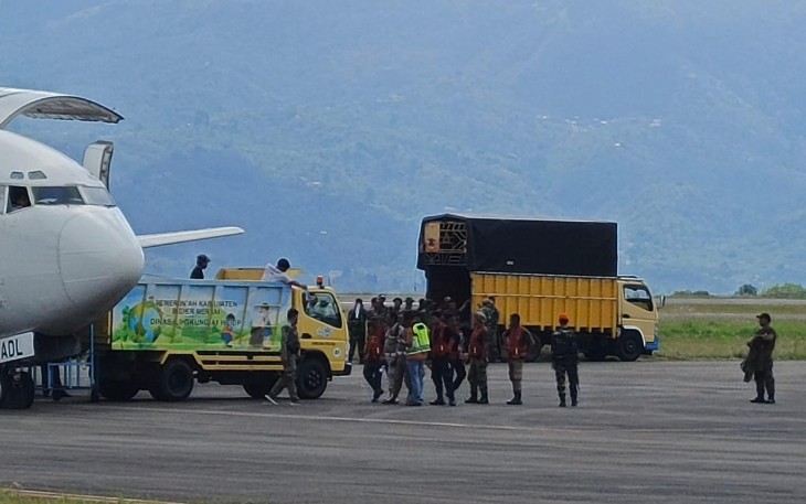 Bahan Bakar Minyak (BBM) jenis solar sebanyak 4 ton atau 20 drum tiba di Bandara Rembele, Kabupaten Bener Meriah, pada Selasa (9/12).