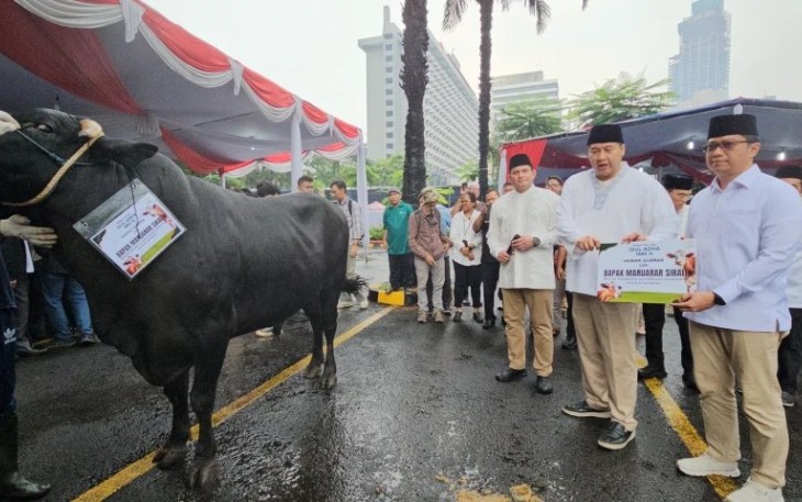 Menteri PKP Maruarar Sirait menyerahkan hewan qurban 