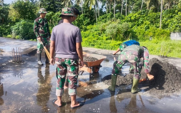 Personel Satgas TMMD Ke-123 Kodim 1310/Bitung saat melakukan persiapan pengecoran
