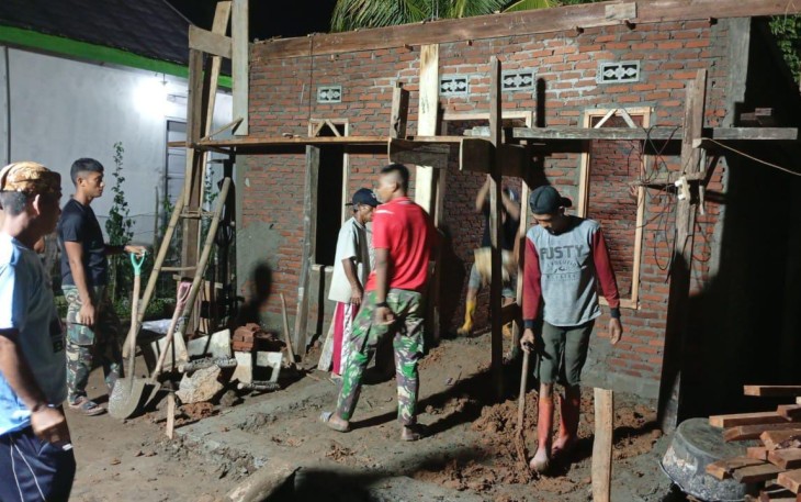 Pacu Pembangunan RTLH, Satgas TMMD Kodim 0407/Kota Bengkulu Lembur Hingga Malam 