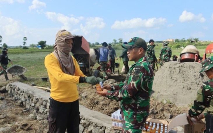 Kemanunggalan TNI-Rakyat, TMMD ke-126, Kodim 1426/Takalar. Satgas TMMD Terima Minuman Berenergi Untuk Penunjang Aktivitas Kerja.
