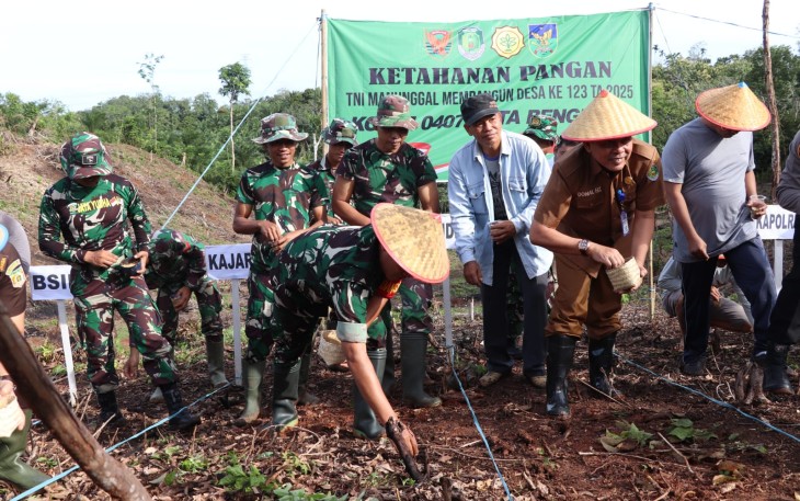 Satgas TMMD 123 Kodim 0407/Kota Bengkulu Tanam Padi Gogo