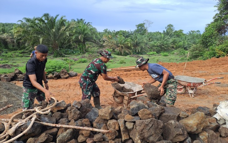 Satgas TMMD Ke-123 Kodim 0407/Kota Bengkulu Pasang Gorong-Gorong di Lokasi Peningkatan Jalan Usaha Tani Desa Tengah Padang