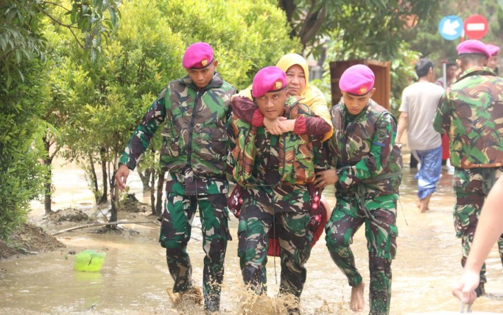 Prajurit Marinir TNI AL Masih Berjuang Evakuasi Warga 