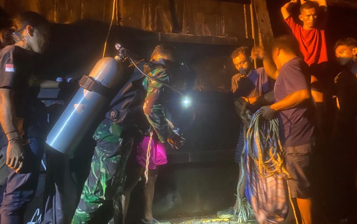 TNI AL dan Tim SAR Gabungan Evakuasi Tiga Korban Meninggal di Dalam Tongkang di Dermaga Morales Donggala