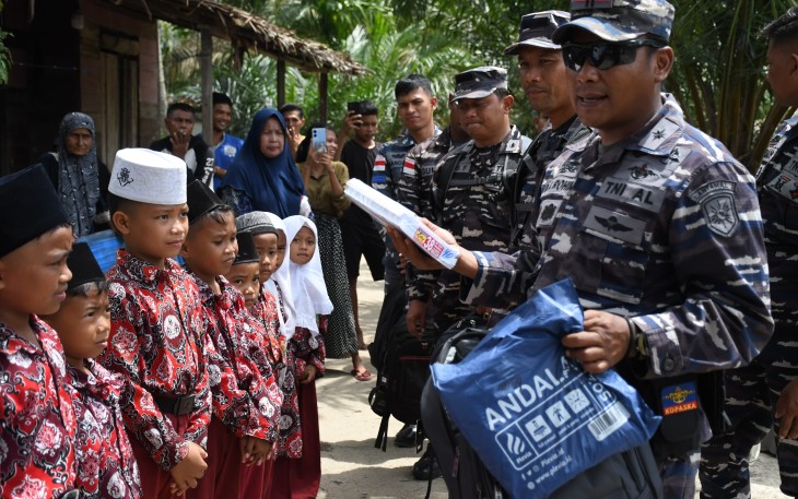 TNI AL Beri Tali Asih untuk Anak Pesisir 