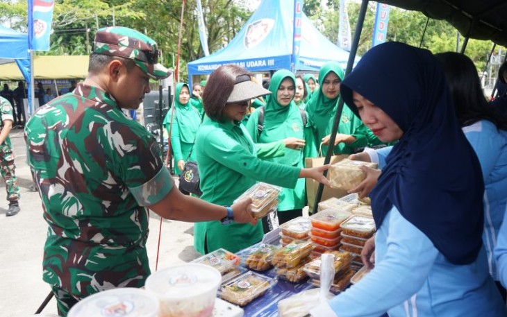 Dandim 1708/BN Letkol Inf Marsen Sinaga, S.Hub. Int., M.Han didampingi Ketua Persit KCK Cab XXI Dim 1708/BN saat menghadiri Bazar Murah yang digelar Komando Sektor III Biak dalam rangka menyambut HUT TNI AU ke-79
