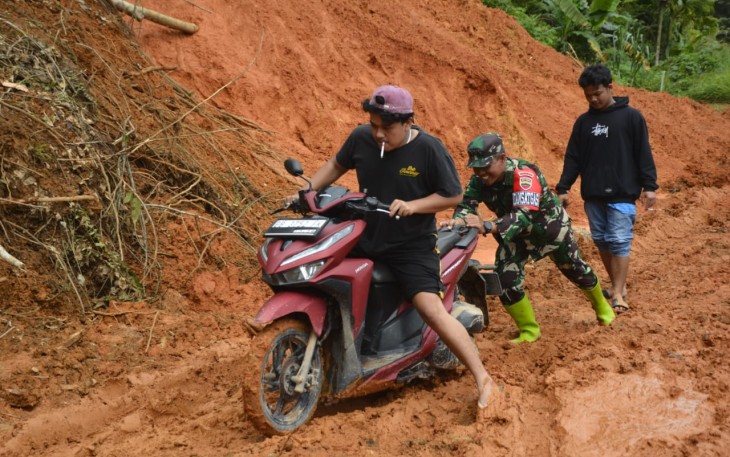 Pembukaan Jalan Terputus Akibat Banjir dan Longsor