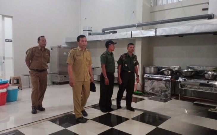Pasiter Kodim 0806/Trenggalek, Lettu Inf M. Anwar Idris, pengecekan dilakukan dengan seksama, menyisir setiap detail fasilitas demi memastikan dapur umum ini memenuhi seluruh standar teknis dan ketentuan yang telah ditetapkan