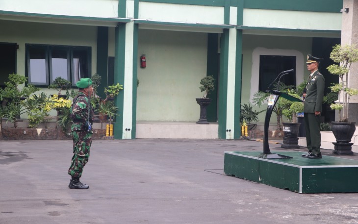 Upacara Peringatan Hari Bela Negara ke-77 Tahun 2025 di halaman Makodim Tulungagung, Jalan Jaksa Agung Suprapto Nomor 17, Kelurahan Kampungdalem, Kecamatan Tulungagung, Kabupaten Tulungagung, Jawa Timur, Jumat (19/12/2025).