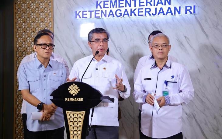 Menaker Yassierli saat memberikan keterangan pers di Jakarta 
