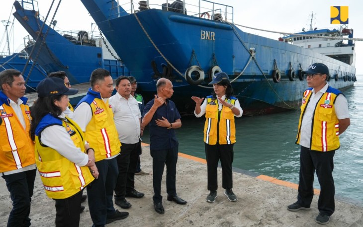 Wakil Menteri Pekerjaan Umum (PU) Diana Kusumastuti melakukan peninjauan untuk memastikan kesiapan ruas jalan tol Tangerang-Merak beserta rest areanya serta sejumlah ruas jalan akses menuju Pelabuhan Merak, Pelabuhan Bojonegara, dan Pelabuhan Ciwandan di Banten pada Senin (17/3/2025)