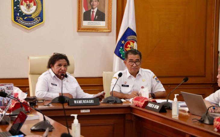 Wakil Menteri Dalam Negeri (Wamendagri) Ribka Haluk memimpin Rapat Kesiapan Pendanaan Pilkada pada Daerah yang Melaksanakan PSU secara hybrid dari Kantor Pusat Kementerian Dalam Negeri (Kemendagri), Jakarta, Rabu (5/3/2025)