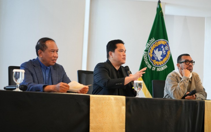 Ketum PSSI Erick Thohir saat memberikan keterangan pers di Jakarta, Selasa (25/2)