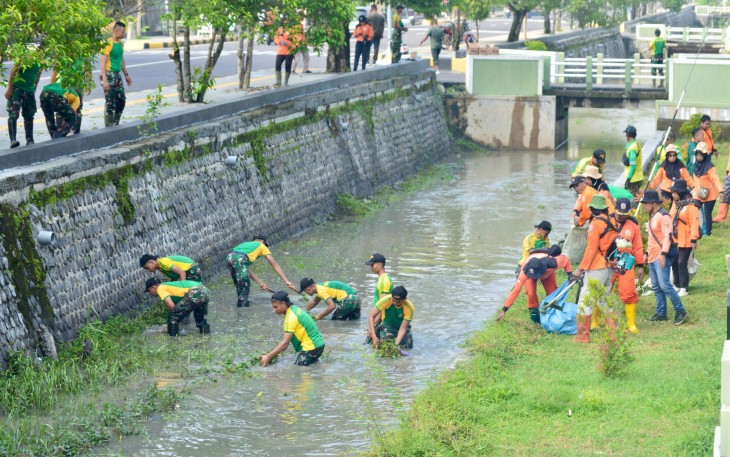Yonarmed 12 Kostrad Gelar Karya Bakti Pembersihan Sungai Sambut HUT ke-64 Kostrad
