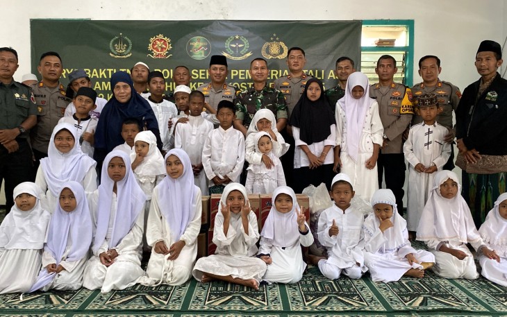 Yonkes 2 Kostrad Bersama Polresta dan Polres Malang Laksanakan Karya Bakti dan Pemberian Tali Asih