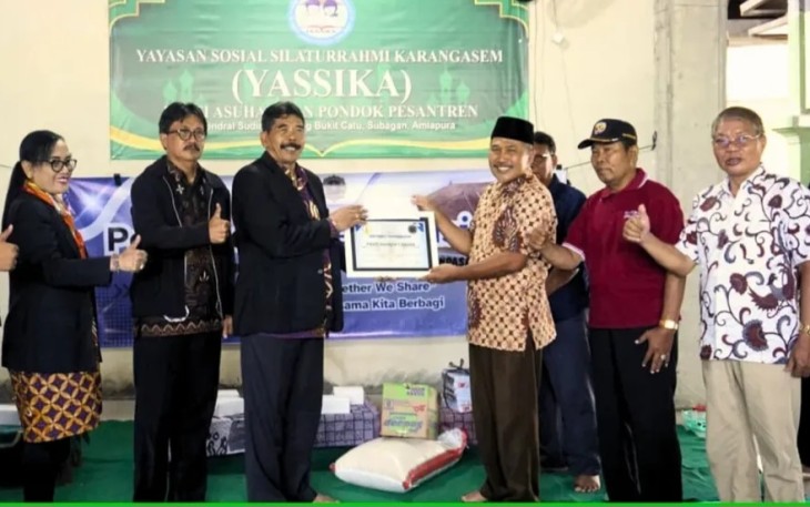 Rektor UHN I Gusti Ngurah Sudiana dan jajaran memberikan santunan kepada Yayasan Silaturrahmi Karangasem, Panti Asuhan dan Pondok Pesantren, Rabu (14/1)