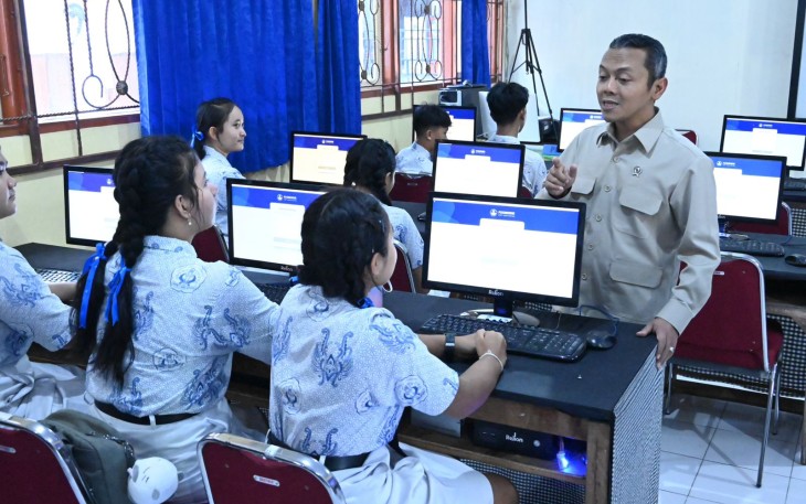 Wamendikdasmen, Fajar Riza Ul Haq saat  meninjau langsung kesiapan sejumlah sekolah di Kabupaten Karangasem, Bali.