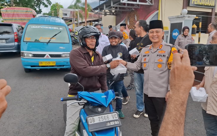 Kapolres Bitung, AKBP Albert Zai, S.I.K.,M.H saat membagikan takjil kepada pengendara