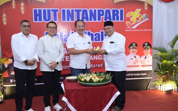 Pemotongan tumpeng menandai perayaan HUT ke-36 Intanpari yang digelar di aula PUD Aneka Usaha, Kamis (26/3/2026) malam.