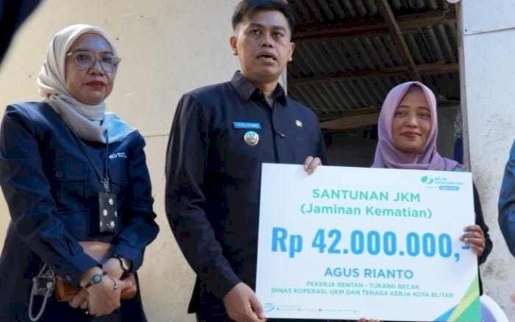Walikota Blitar Syauqul Muhibbin Saat Serahkan Manfaat Program JKM kepada Ahli Waris (Foto : Pemkot Blitar)