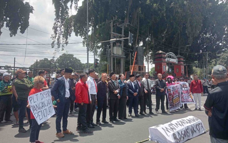 Elim Tyu Samba Saat Orasi di Depan Kantor Walikota Blitar, Senin 7 September 2026. (Foto : Klikwarta.com)