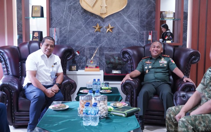 Pangdam XIII/Merdeka,  Mayjen TNI Mirza Agus saat menerima kunjungan