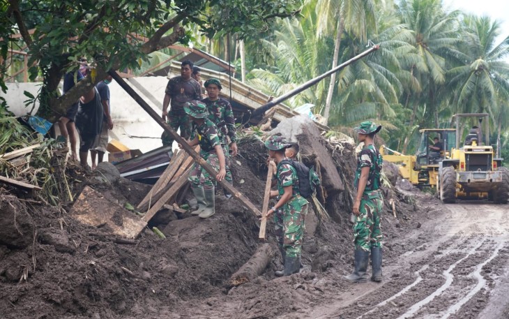 Personil Kodam XIII Merdeka bersama Pemda melaksanakan pembersihan lumpur untuk membuka jalan Kelurahan Paseng
