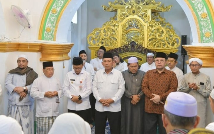 Gubernur Ansar saat Hadiri Haul Syekh Syihabuddin di Pulau Penyengat, Ribuan Jemaah Tiga Negara Padati Masjid Sultan Riau