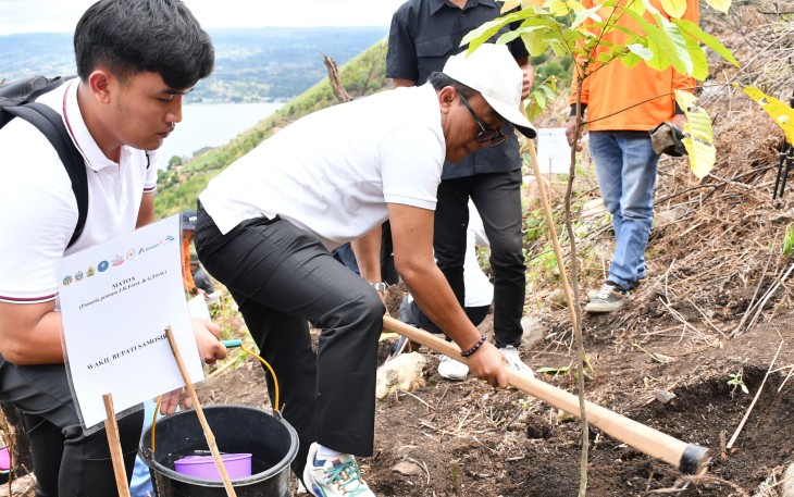 Wabup Samosir saat Tanam Pohon di Lereng Gunung Pusuk Buhit