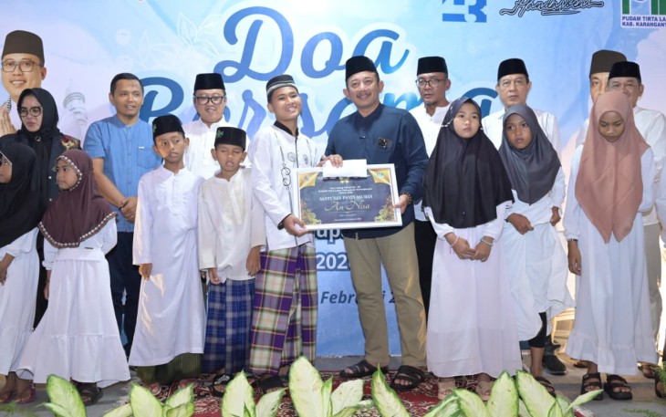Pemberian santunan kepada anak yatim dalam acara perayaan HUT ke-43 PUDAM Tirta Lawu Karanganyar pada Minggu (22/2/2026).