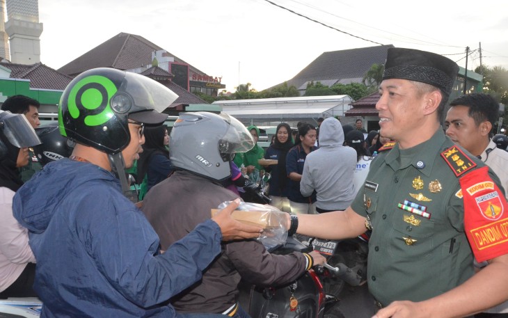 Dandim 0727/Karanganyar, Letkol Kav. Dhanang Prasetyo Kurniawan, memimpin aksi pembagian ratusan takjil gratis, di ruas Jalan Lawu, depan Makodim 0727/Karanganyar, Rabu (25/2/2026) sore.