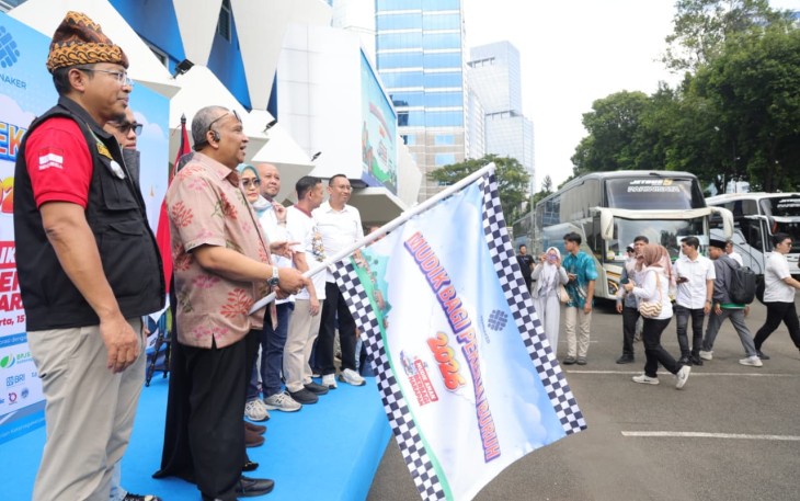 Wamenaker, Afriansyah Noor, melepas keberangkatan mudik gratis bagi 295 pekerja/buruh beserta keluarga mereka di halaman Gedung Vokasi Kementerian Ketenagakerjaan (Kemnaker), Jakarta, Minggu (15/3/2026).