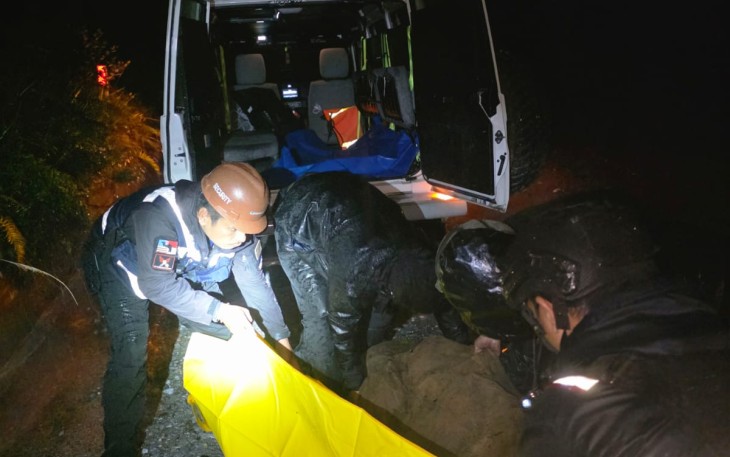 evakuasi menggunakan tandu menuju jalan poros MP 69.