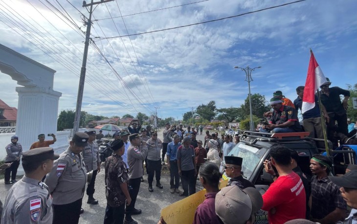 Polres Aceh Singkil saat Berikan Pelayanan Pengamanan Aksi Unjuk Rasa di Kantor Bupati