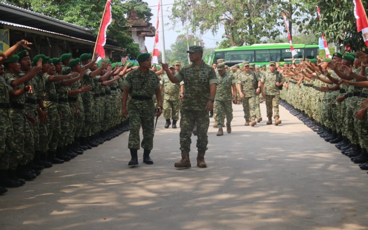 Wakasad saat Dampingi Wapang TNI Tinjau Kesiapan Yonif TP 936/SJ*
